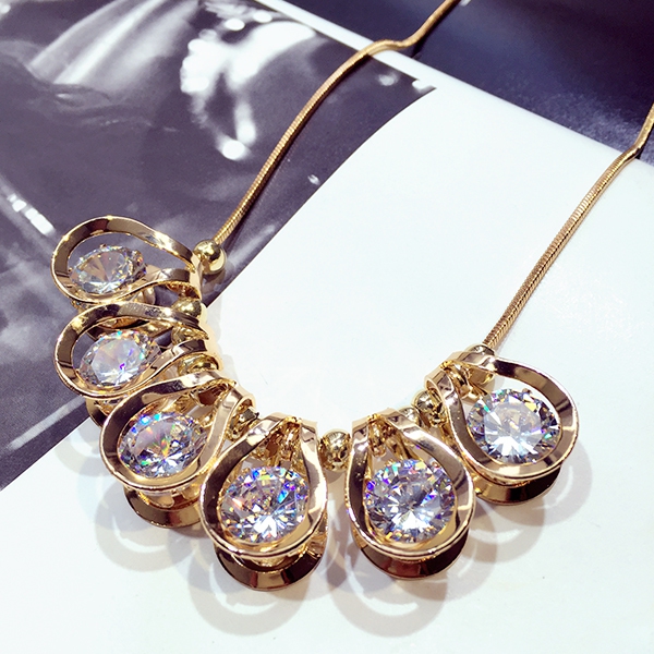 Πολυτελή γυναικεία περιδέραια 