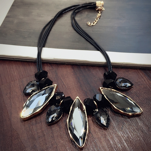 Πολυτελή γυναικεία περιδέραια 