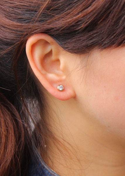 Γυναικέια σκουλαρίκια σε χρυσό χρώμα με λευκό κρύσταλλο-1 μοτίβο