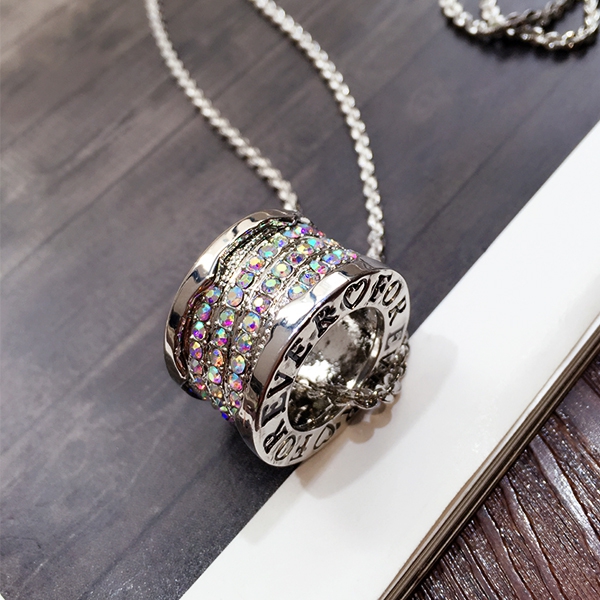 Γυναικείο κολιέ με κρεμαστό δαχτυλίδι.