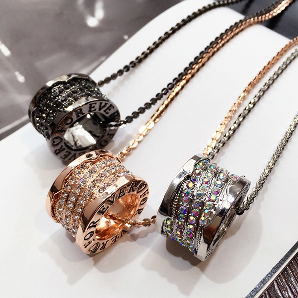 Γυναικείο κολιέ με κρεμαστό δαχτυλίδι.