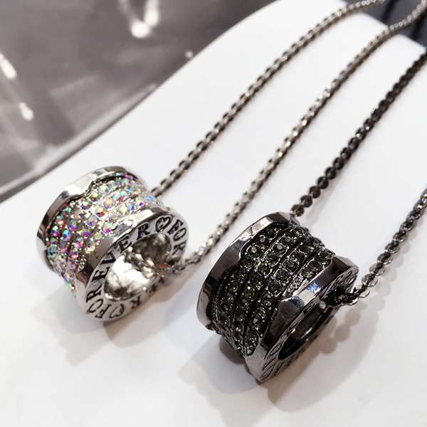 Γυναικείο κολιέ με κρεμαστό δαχτυλίδι.