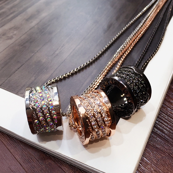 Γυναικείο κολιέ με κρεμαστό δαχτυλίδι.