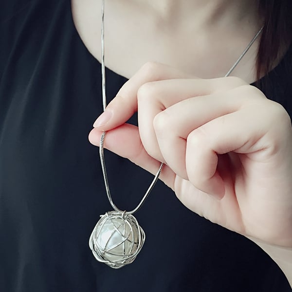 Γυναικεία περιδέραια - 24 σχέδια με διαφορετικές αλυσίδες και μενταγιόν.