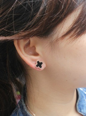 Γυναικεία σκουλαρίκια σε χρυσό-λευκό χρώμα και χρυσό-μαύρο χρώμα