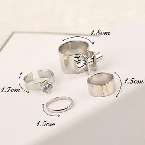 Дамски комплект от четири различни пръстена.