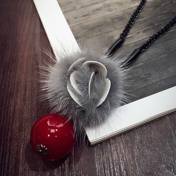 Γυναικεία περιδέραια σε γκρι, μαύρο και κόκκινο χρώμα 