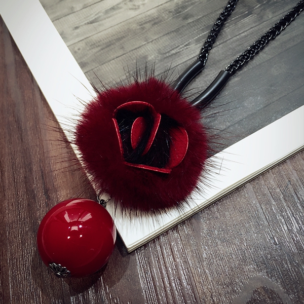 Γυναικεία περιδέραια σε γκρι, μαύρο και κόκκινο χρώμα 