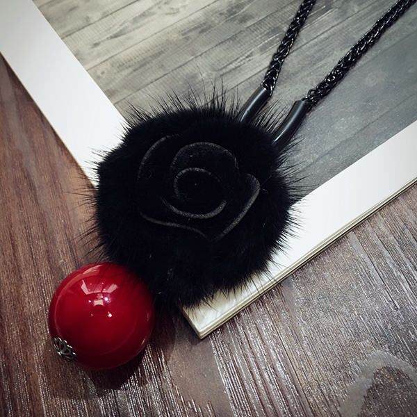 Γυναικεία περιδέραια σε γκρι, μαύρο και κόκκινο χρώμα 