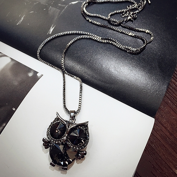 Γυναικείο κολιέ με κουκουβάγια σε τέσσερα χρώματα.