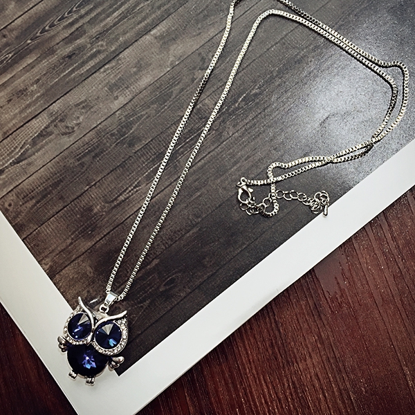 Γυναικείο κολιέ με κουκουβάγια σε τέσσερα χρώματα.