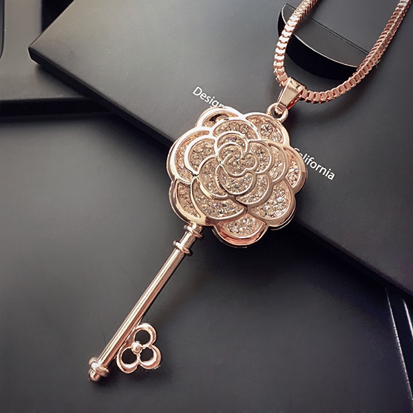 Γυναικείο κολιέ με κρεμαστό κλειδί-δύο μοντέλα.