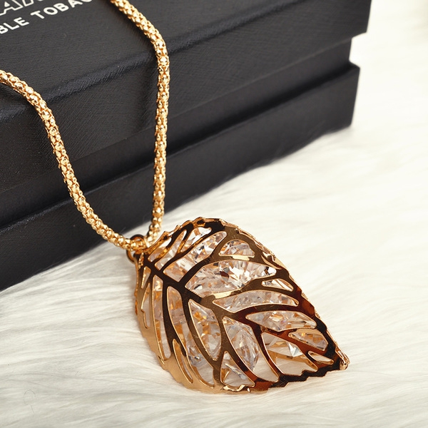 Γυναικεία κολιέ  σε χρυσό και ασημί χρώμα.