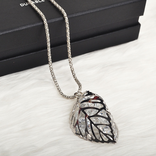 Γυναικεία κολιέ  σε χρυσό και ασημί χρώμα.