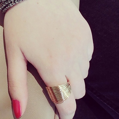 Дамски пръстен в златист цвят в 1 размер - 1.7 см