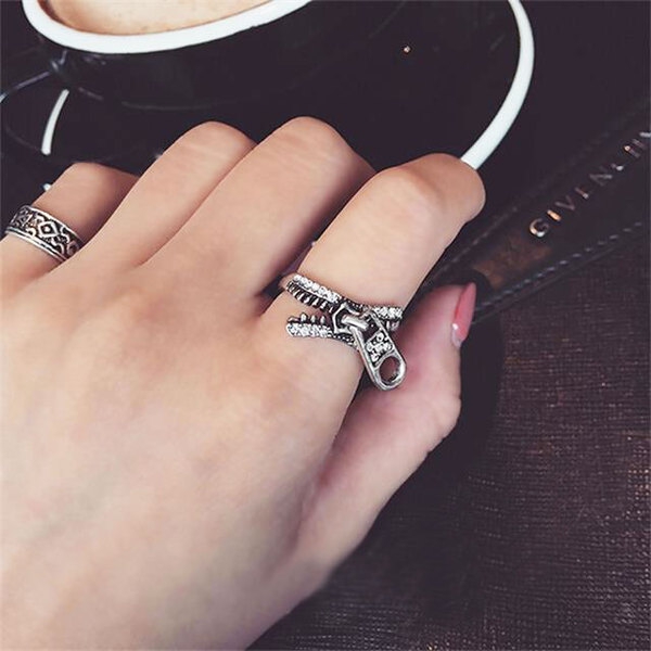 Γυναικείο δαχτυλίδι σε ασημί χρώμα - τύπου φερμουάρ