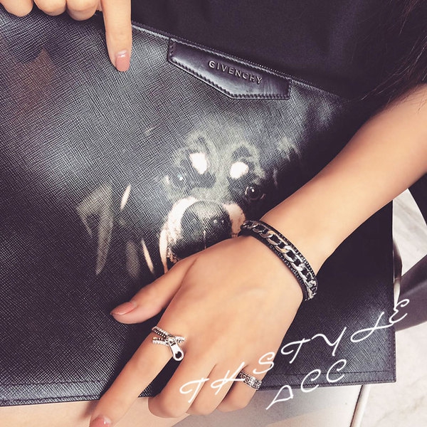 Γυναικείο δαχτυλίδι σε ασημί χρώμα - τύπου φερμουάρ