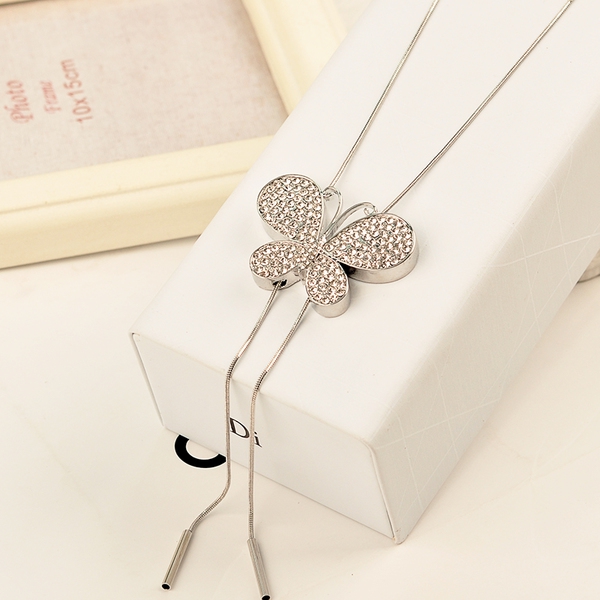 Γυναικείο κολιέ πεταλούδα σε τρία χρώματα.