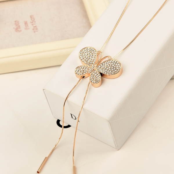 Γυναικείο κολιέ πεταλούδα σε τρία χρώματα.