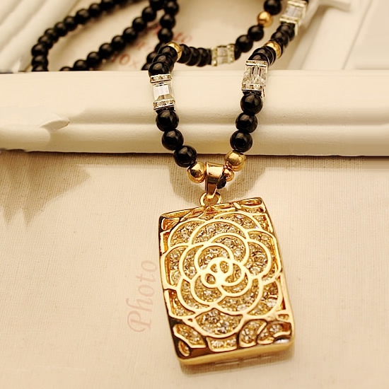 Γυναικείο- κολιέ διάφορα μοντέλα.