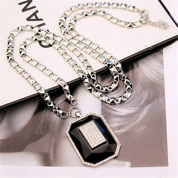 Γυναικείο- κολιέ διάφορα μοντέλα.