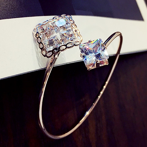 Γυναικεία βραχιόλια διαφορετικά κομψά μοντέλα.