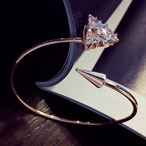 Γυναικεία βραχιόλια διαφορετικά κομψά μοντέλα.