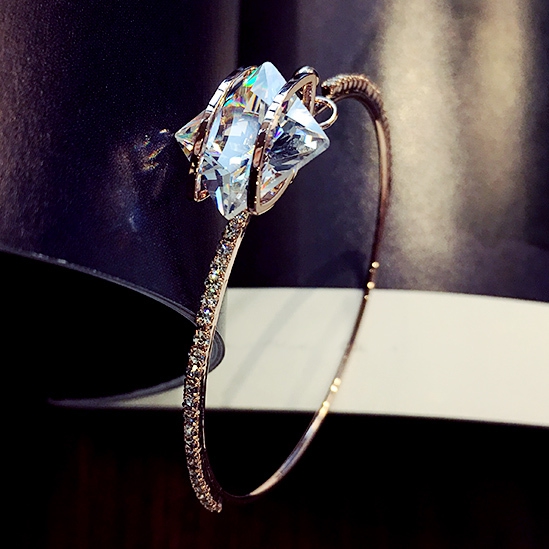 Γυναικεία βραχιόλια διαφορετικά κομψά μοντέλα.