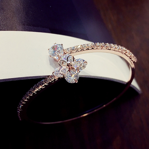 Γυναικεία βραχιόλια διαφορετικά κομψά μοντέλα.