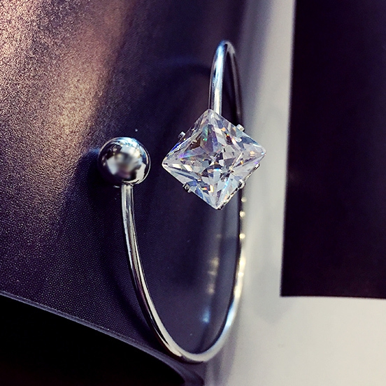 Γυναικεία βραχιόλια διαφορετικά κομψά μοντέλα.