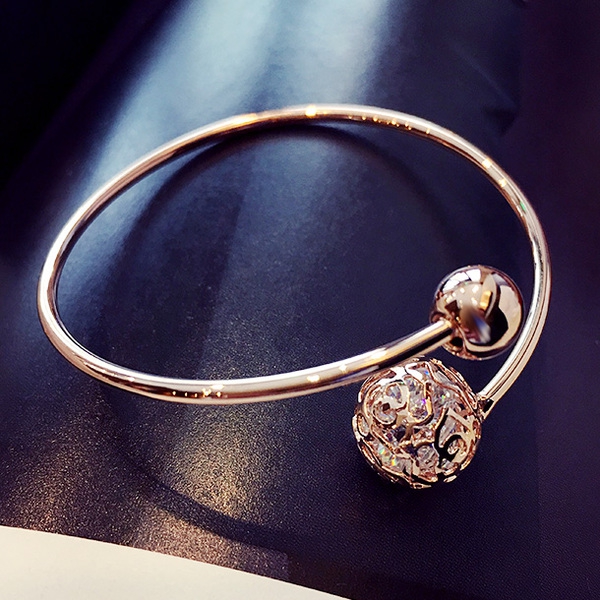 Γυναικεία βραχιόλια διαφορετικά κομψά μοντέλα.