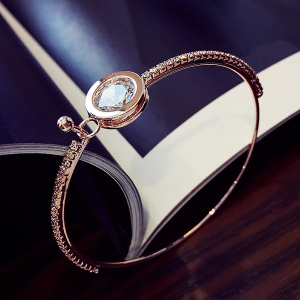 Γυναικεία βραχιόλια διαφορετικά κομψά μοντέλα.