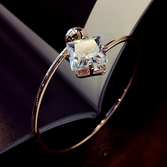 Γυναικεία βραχιόλια διαφορετικά κομψά μοντέλα.