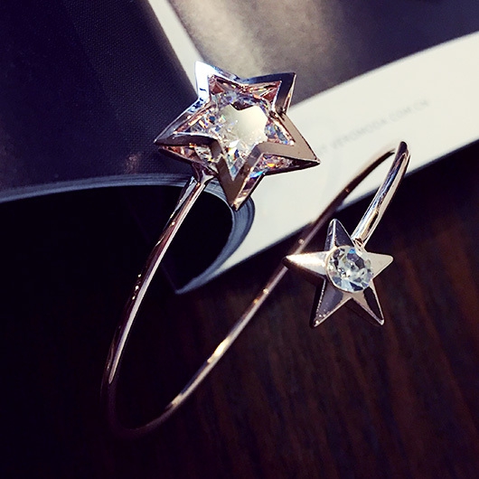 Γυναικεία βραχιόλια διαφορετικά κομψά μοντέλα.