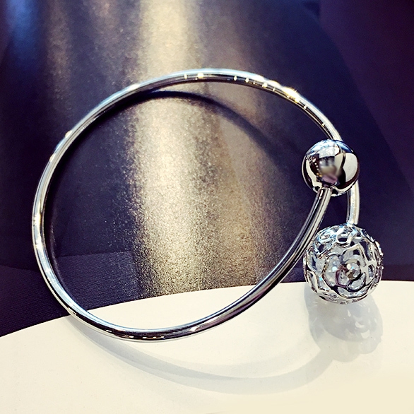 Γυναικεία βραχιόλια διαφορετικά κομψά μοντέλα.