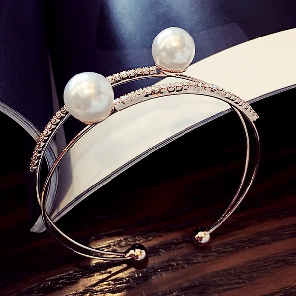 Γυναικεία βραχιόλια διαφορετικά κομψά μοντέλα.