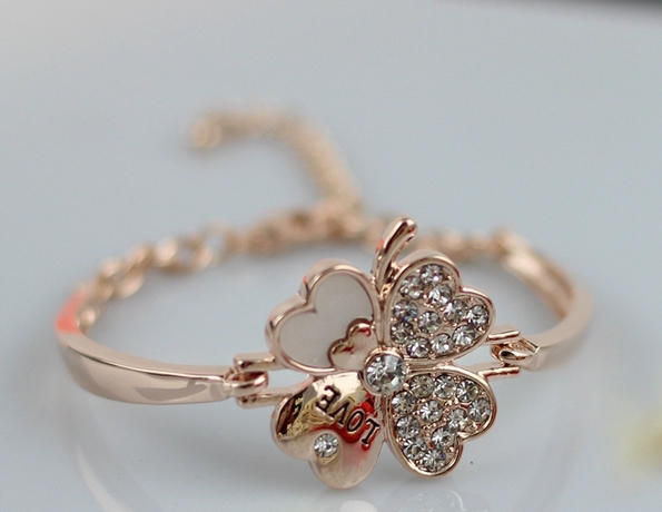 Γυναικεία βραχιόλια δύο μοντέλα με τριφύλλι και λουλούδι.