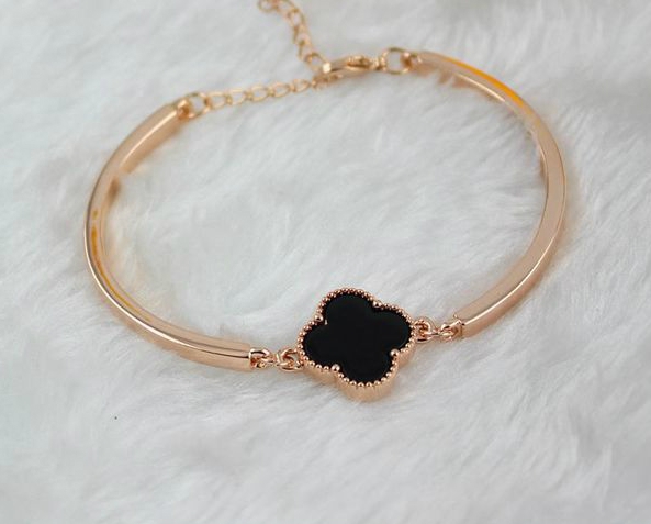 Γυναικεία βραχιόλια δύο μοντέλα με τριφύλλι και λουλούδι.