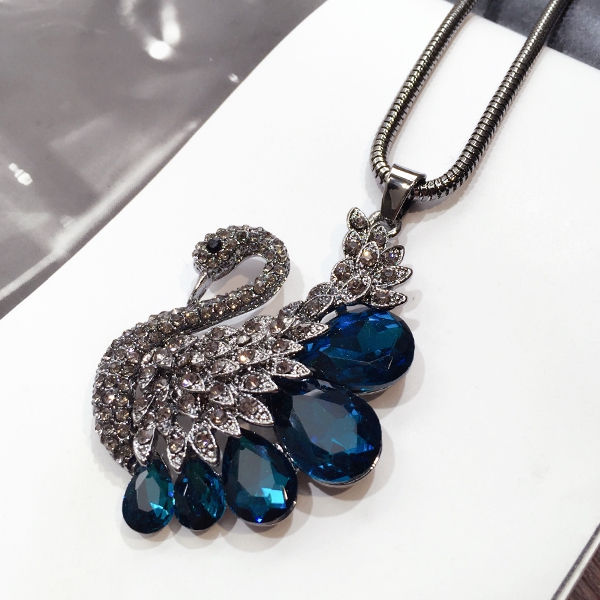 Дамско колие с висулка лебед.