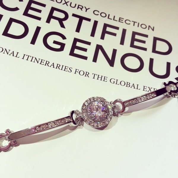 Γυναικεία κομψά βραχιόλια σε χρυσό και ασημί χρώμα.