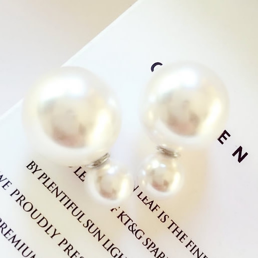 Μαργαριτάρια σκουλαρίκια σε διαφορετικά χρώματα.