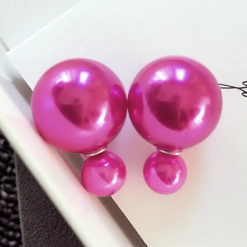 Μαργαριτάρια σκουλαρίκια σε διαφορετικά χρώματα.