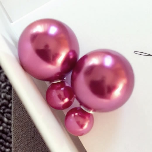 Μαργαριτάρια σκουλαρίκια σε διαφορετικά χρώματα.