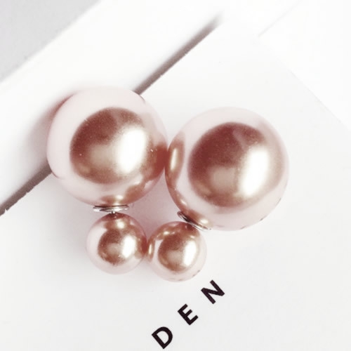 Μαργαριτάρια σκουλαρίκια σε διαφορετικά χρώματα.