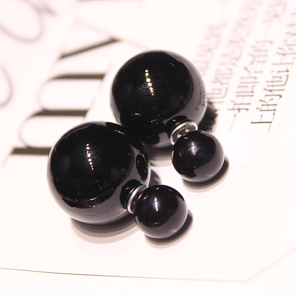 Μαργαριτάρια σκουλαρίκια σε διαφορετικά χρώματα.