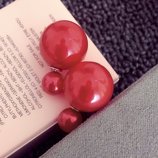 Μαργαριτάρια σκουλαρίκια σε διαφορετικά χρώματα.