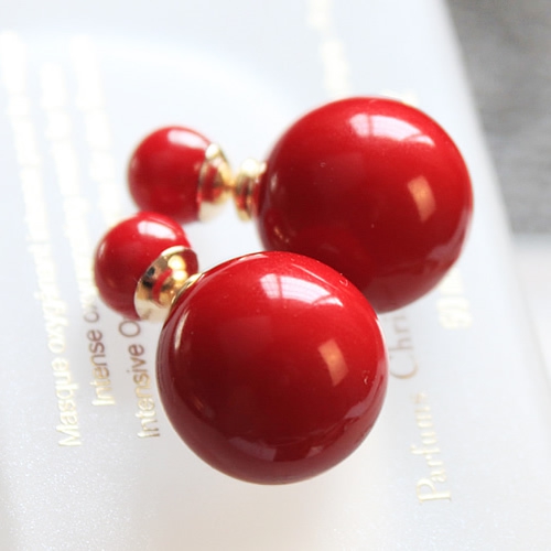 Μαργαριτάρια σκουλαρίκια σε διαφορετικά χρώματα.