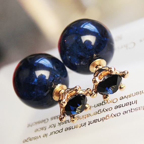 Μαργαριτάρια σκουλαρίκια σε διαφορετικά χρώματα.