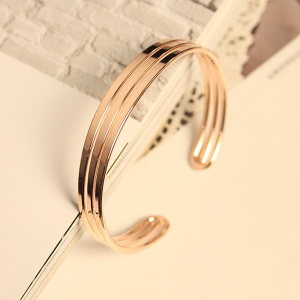 Дамски гривни един модел