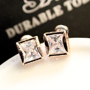 Квадратни дамски диамантени обеци.